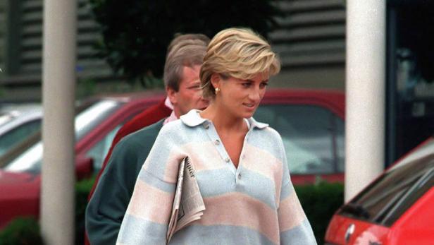 Prinzessin Diana mit Rugby-Shirt, Capri-Hose und ihrer D-Bag.