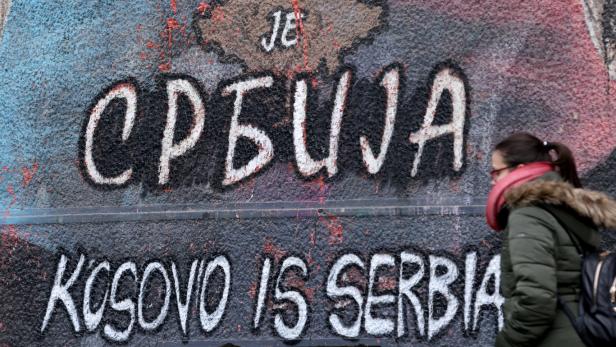 &quot;Kosovo ist Serbien&quot; - Graffiti auf einer Hauswand in Belgrad