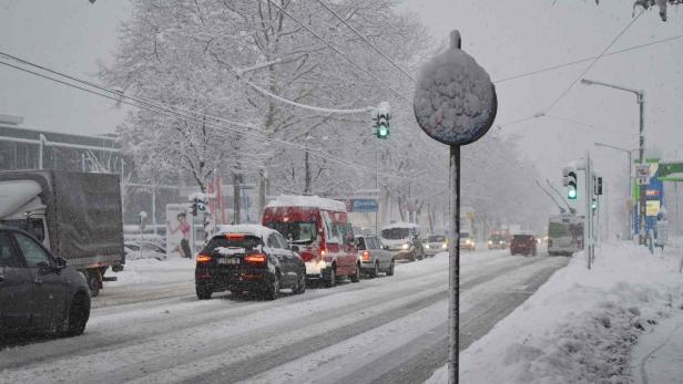 Was passiert, wenn man ein zugeschneites Verkehrsschild missachtet?