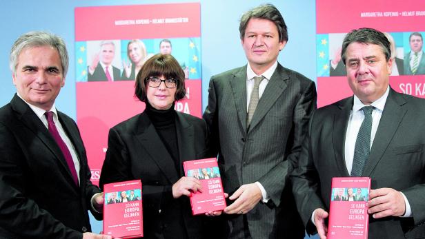 Der österreichische Bundeskanzler Werner Faymann, die Autoren Margaretha Kopeinig und Helmut Brandstätter, sowie der deutsche Bundeswirtschaftsminister Sigmar Gabriel (SPD).