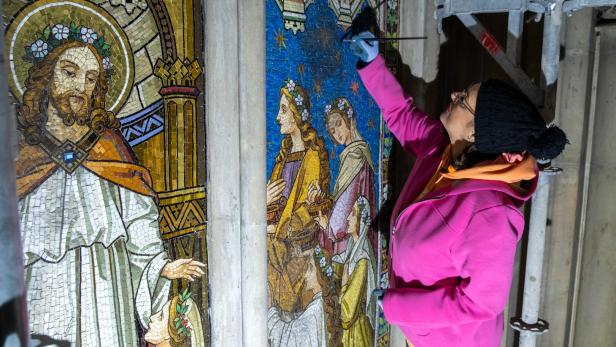Neue Farbenpracht für historische Wandmosaike im Mariendom Linz
