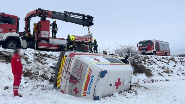Unfall bei Fahrt zu Patienten: Rettungsfahrzeug stürzte über Böschung