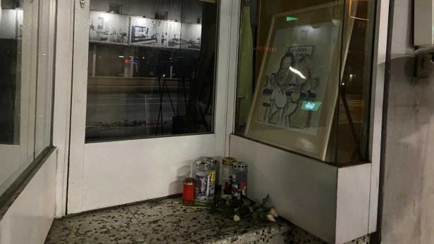 Lokalgäste trauern mit Blumen und Kerzen um St. Pöltner Beisl-Legende