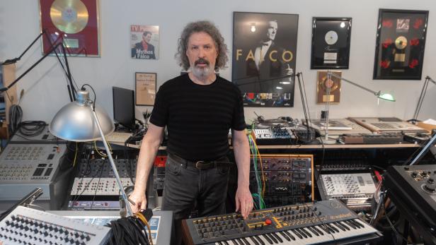 Robert Ponger in seinem Studio. Der Produzent hat drei Alben von Falco produziert - darunter auch sein Debütalbum &quot;Einzelhaft&quot;.