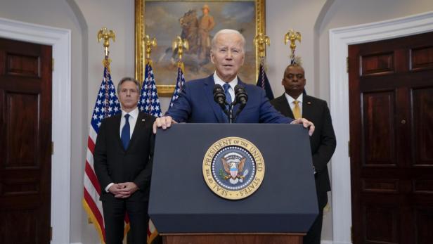 Biden announces US to deliver tanks to Ukraine	