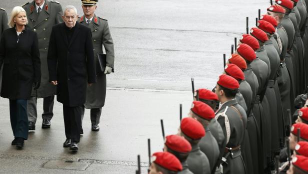 ANGELOBUNG BUNDESPRÄSIDENT VAN DER BELLEN: MILITÄRISCHER FESTAKT