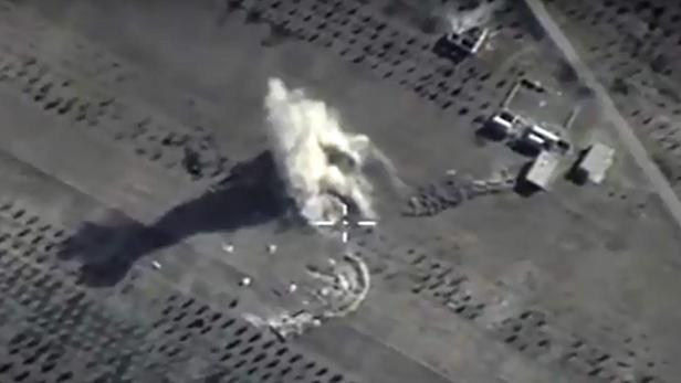 Russische Aufnahmen zeigen Bombeneinschlag auf syrischem Gebiet.