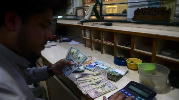 PAKISTAN-ECONOMY Minus zehn Prozent an einem Tag: Pakistan droht Währungskrise