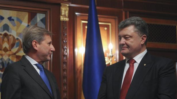 Antrittsbesuch: Kommissar Hahn in Kiew mit dem ukrainischen Präsidenten Petro Poroschenko (re.)