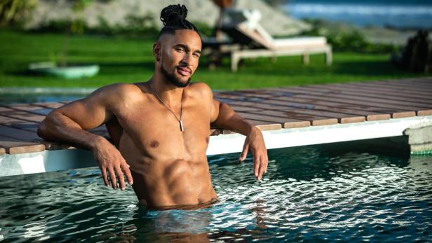 Der neue RTL-"Bachelor" David Jackson im Pool