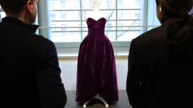 Kleid von Prinzessin Dianafür für rund 600.000 Dollar versteigert