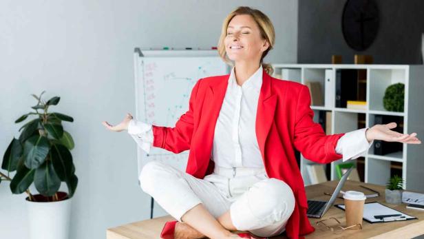 Achtsamkeit im Alltag - Frau medititiert im Büro