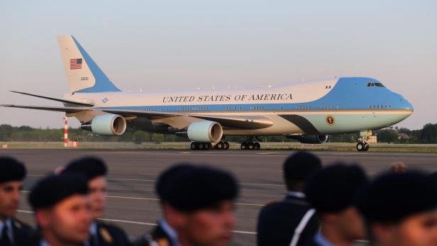 Die Air Force One ist gelandet: Am Flughafen Tegel wurde US-Präsident Barack Obama samt Familie unter strengster Bewachung empfangen.