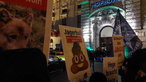 Jägerball: Aktivisten demonstrierten vor Wiener Hofburg