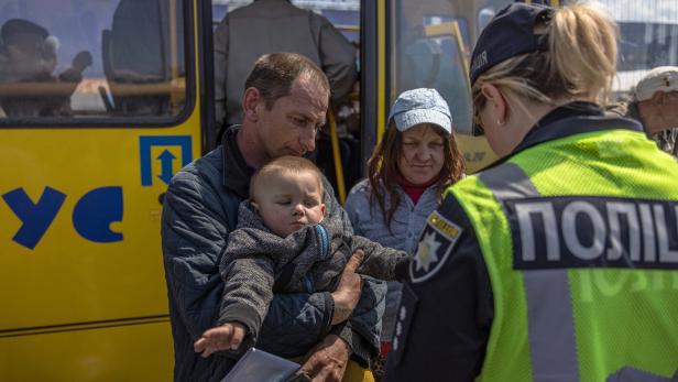 Seit Kriegsbeginn gut 13.000 Menschen an Ausreise aus Ukraine gehindert