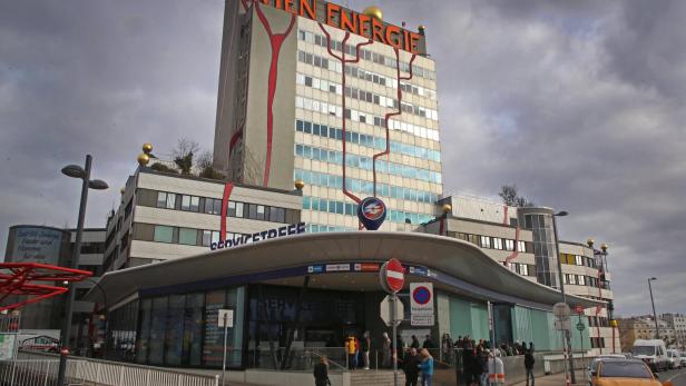 Das Wien Energie-Gebäude mit roter Dekoration und dem Schriftzug "WIEN ENERGIE" überragt den Eingangsbereich.