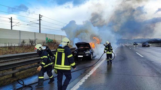 Lauter Knall: Pkw fing auf der Westautobahn in NÖ plötzlich Feuer