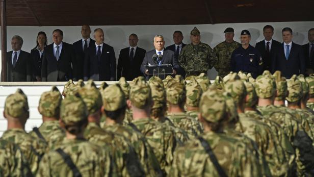 Warum Orbán in Kriegszeiten Hunderte hochrangige Offiziere entlässt