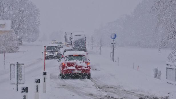 Verkehrsbehinderungen durch Schneefall in ganz Österreich