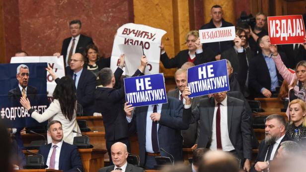 Warum im serbischen Parlament Chaos ausbrach