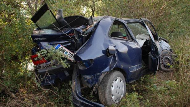 Gegen einen Baum geprallt: Lenker blieb fast unverletzt