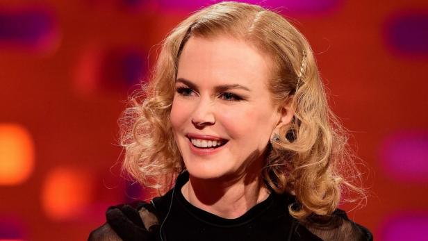 Nahaufnahme von Nicole Kidman mit blonden Locken und einem schwarzen Oberteil.