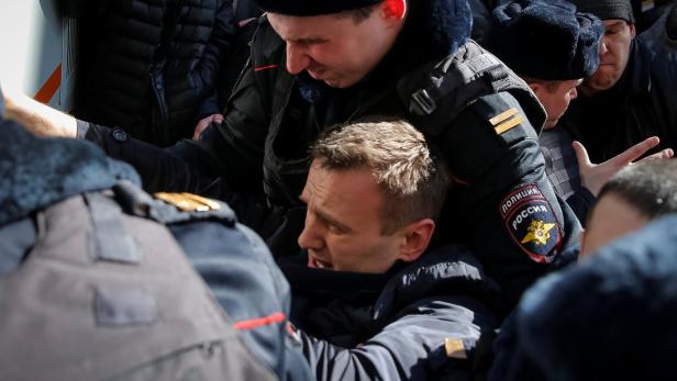 Polizisten schleppen Alexei Navalny weg.
