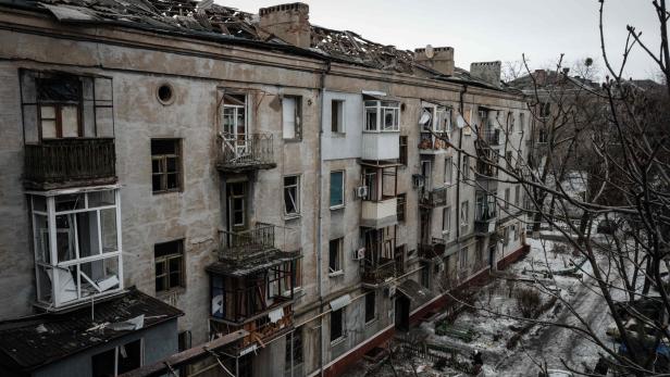 Zerstörte Häuserfront in Kramatorsk im Osten der Ukraine