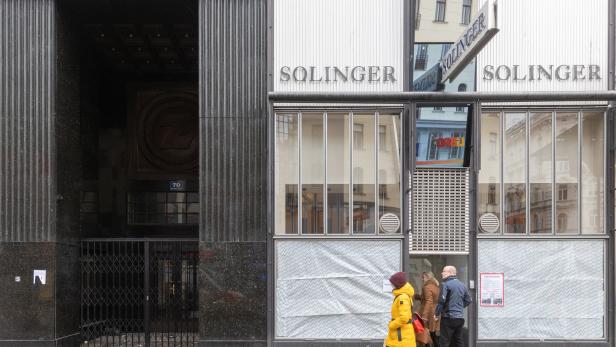 Mariahilfer Straße 70: Das Portal der alten Zentralsparkasse und das geschlossene Geschäft Solinger