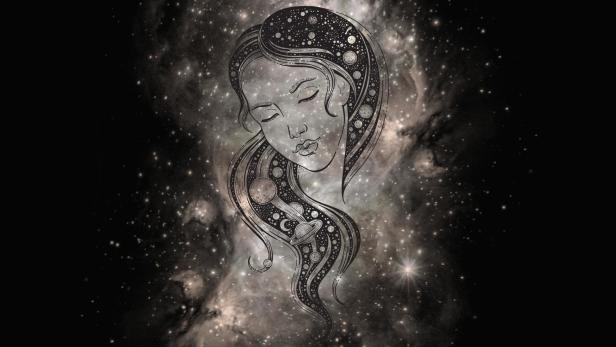 Eine stilisierte Frau mit kosmischen Elementen vor einem Sternenhintergrund.