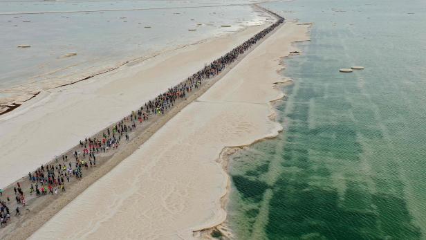 Spektakuläre Bilder: Marathonlauf zum tiefsten Punkt der Erde