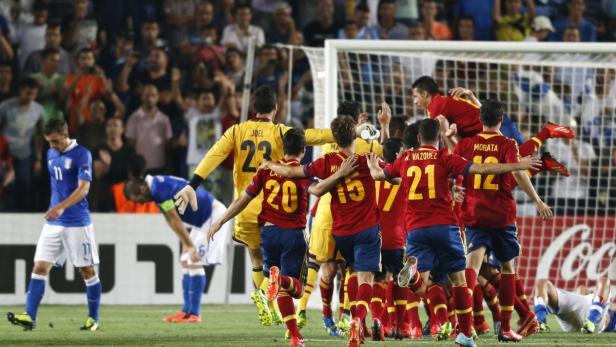 Spain's players celebrate their victory against Italy in the European Under-21 championship final soccer match at Teddy Kollek Stadium in Jerusalem June 18, 2013. REUTERS/Ronen Zvulun (JERUSALEM - Tags: SPORT SOCCER)