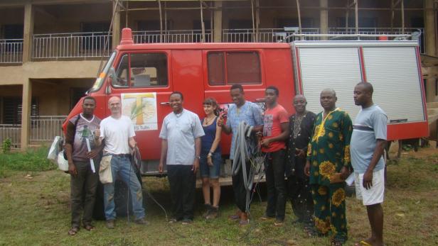 Auf einem umgebauten Feuerwehrauto wurde die Fotovoltaik-Anlage nach Afrika verschifft.