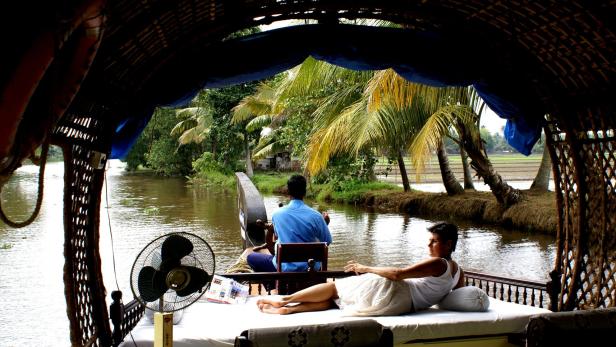 Unterwegs in den „Backwaters“, in Keralas tropischer Wasserwelt, im Südwesten Indiens. Auf der „Morning Star“, dem Luxuskahn für Indien-Reisende. Man gönnt sich ja sonst kaum etwas ...