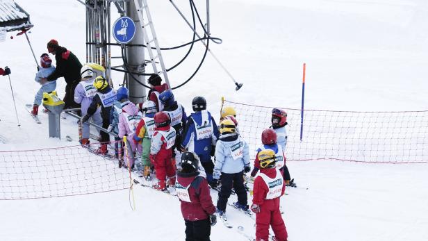 Die Suche nach weiteren möglichen Opfern in dem „Ski-Kindergarten“ läuft (Symbolbild)