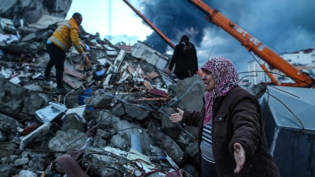 Erdoğan ruft nach Erdbeben Notstand aus, schon mehr als 5.000 Opfer