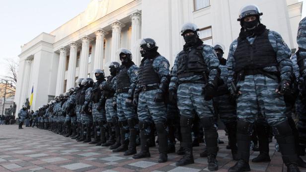 Martialisches Aufgebot gegen die Demonstranten: Einsatzpolizei vor dem Parlament in Kiew