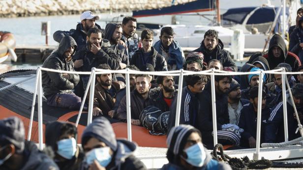 In Sizilien gelandet: aus Seenot gerettete Migranten