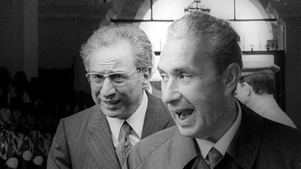 Aldo Moro (vorne re.) mit dem damaligen Innenminister Francesco Cossiga.