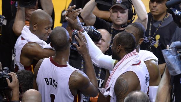 epa03750985 (L-R) Miami Heat&#039;s Ray Allen, Chris Bosh, Dwyane Wade and LeBron James celebrate after defeating the San Antonio Spurs in game six of the NBA Finals at the American Airlines Arena in Miami, Florida, USA, 18 June 2013. The winner of the best-of-seven series will be the NBA Finals Champion. The Heat defeated the Spurs in over-time to force a game seven. EPA/RHONA WISE CORBIS OUT