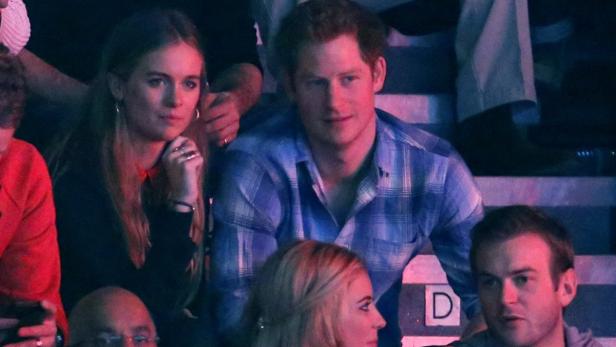 Dass die beiden zusammen sind, ist schon lange bekannt, jetzt zeigte Prinz Harry seine Freundin Cressida Bonas endlich erstmals der Öffentlichkeit.