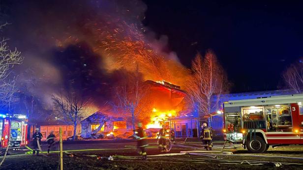 Großbrand in Gewerbegebiet beschäftigte Feuerwehren sieben Stunden lang