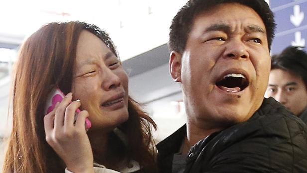 Verzweifelte Angehörige warten auf dem internationalen Flughafen von Peking lange vergeblich auf Nachrichten über den Unglücksflug.
