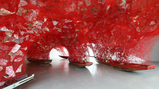 ++ HANDOUT ++ LANDESGALERIE NIEDERÖSTERREICH: 700 KILOMETER WOLLFÄDEN - INSTALLATION VON CHIHARU SHIOTA IN KREMS Chiharu Shiota realisierte eine neue, raumgreifende Installation
