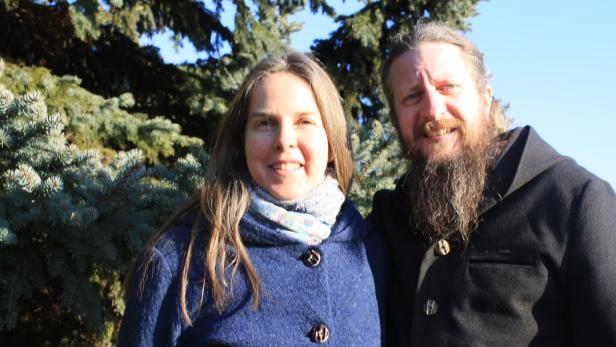 Christa und Alex Ernst führen gemeinsam einen Bio-Bauernhof und bieten Kurse rund um die Natur an