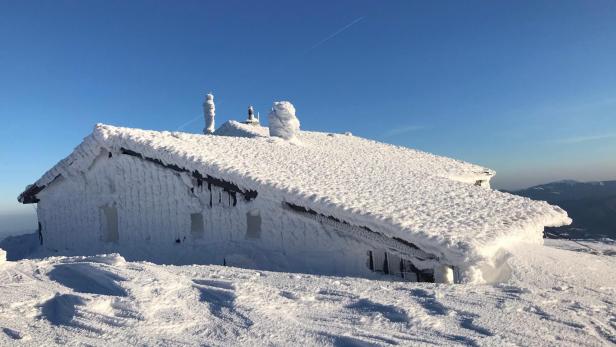 Die Fischerhütte am Schneeberg auf 2.049 Metern Seehöhe ist im Winter nicht geöffnet – es gibt aber einen Schutzraum