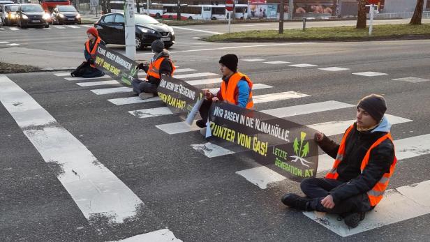 Linz: Aktivisten klebten sich mit Forderung "Tempo 100" auf Straße fest