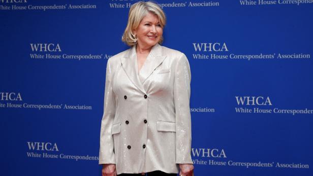 Martha Stewart auf dem roten Teppich vor einem blauen Hintergrund.