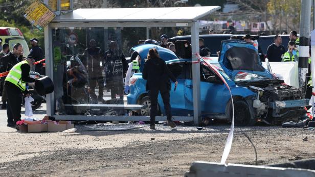 Auto rast in Jerusalem in Menschenmenge - zwei Tote