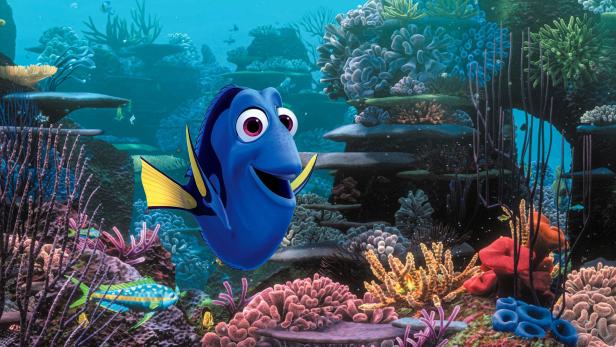 Dorie, der blaue Fisch aus „Findet Nemo“, inmitten eines farbenprächtigen Korallenriffs.